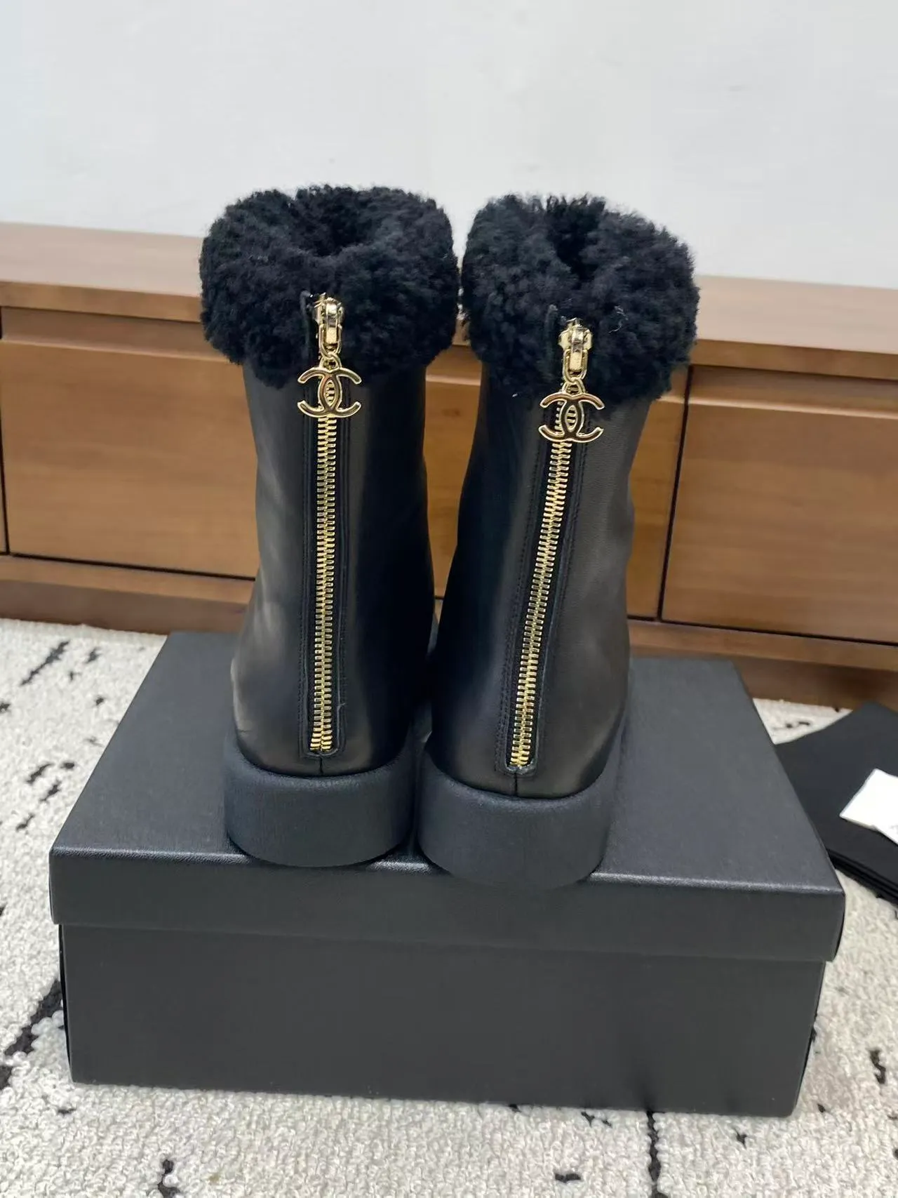👟👟Ex-factory price 700👟👟 🍀Chanel 2025 autumn and winter furry snow boots. Chanel new autumn and winter genuine wool slippers and boots. Xiaoxiang’s 2025 autumn and winter most beautiful snow boots. Classic, beautiful and warm snow boots❤️Super warm! It's enough to have it this winter, it's really beautiful and fairy~ Materials and craftsmanship: The upper is made of custom sheepskin/wool/sheepskin, and the inner pads are all made of wool. It feels very soft and comfortable! The sole is the original TPU outsole Size: 35-39 (40.41 customized, non-refundable)